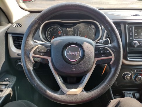 Used 2016 Jeep Cherokee Sport image 6