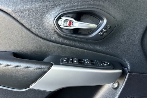 Used 2017 Jeep Cherokee Overland w/ Technology Group image 11
