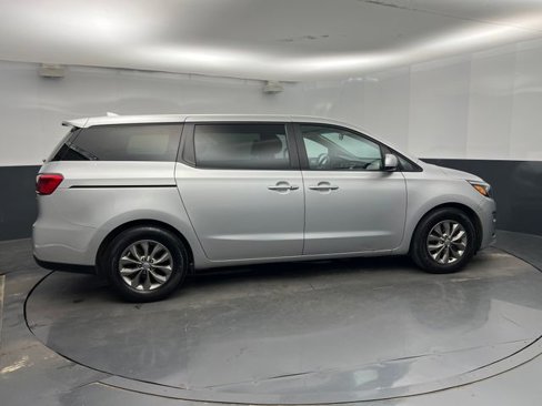 Used 2020 Kia Sedona LX image 11