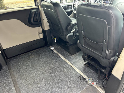 Used 2017 Dodge Grand Caravan SXT w/ Rear Park Assist Package image 7