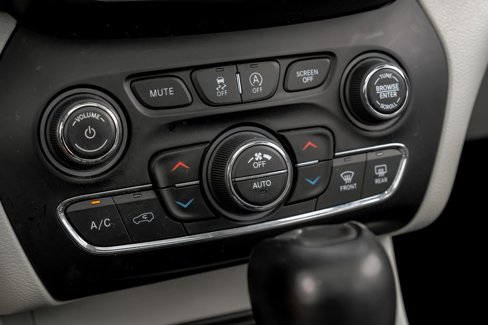Used 2021 Jeep Cherokee Limited image 39