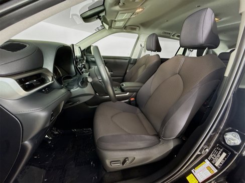 Used 2022 Toyota Highlander LE image 19