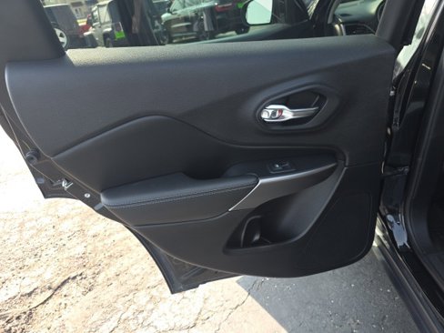 Used 2019 Jeep Cherokee Latitude Plus w/ Comfort/Convenience Group image 32