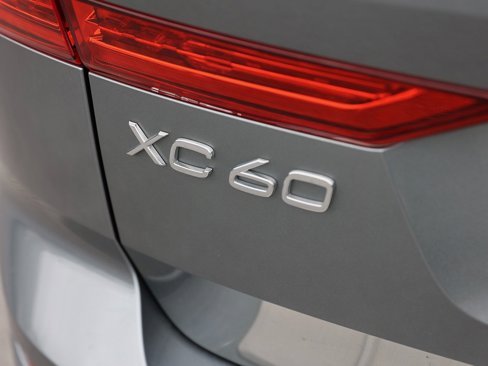 Used 2019 Volvo XC60 T5 Momentum w/ Multimedia Package image 11