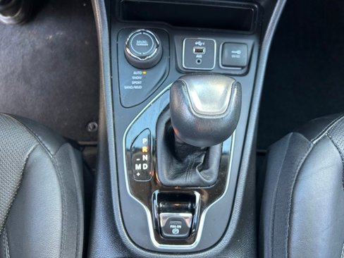 Used 2021 Jeep Cherokee Limited image 28