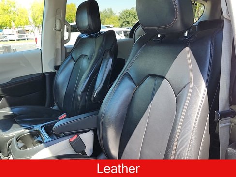 Used 2017 Chrysler Pacifica Touring-L w/ Tire & Wheel Group image 26