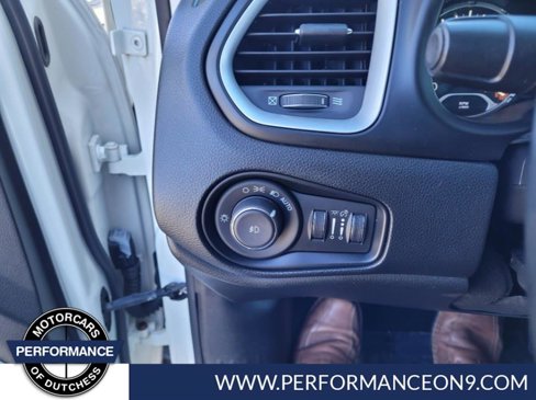 Used 2018 Jeep Renegade Latitude w/ Cold Weather Group image 16