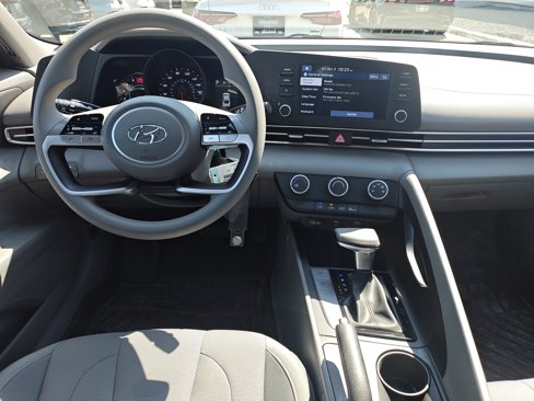 Used 2023 Hyundai Elantra SE image 17