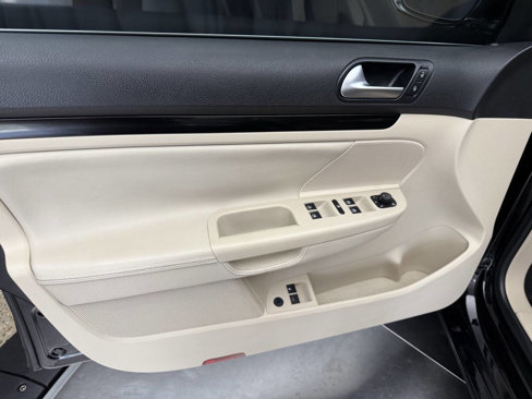 Used 2010 Volkswagen Jetta SEL image 14