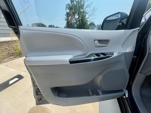 Used 2014 Toyota Sienna L image 23