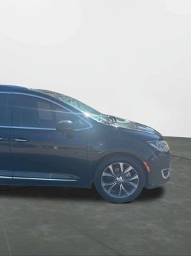 Used 2017 Chrysler Pacifica Limited image 5