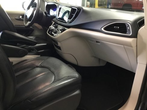 Used 2022 Chrysler Pacifica Touring-L image 58