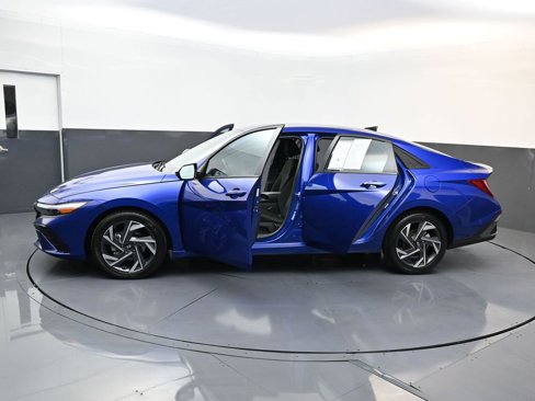 Certified 2025 Hyundai Elantra Sport image 31