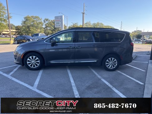 Used 2017 Chrysler Pacifica Touring-L image 5