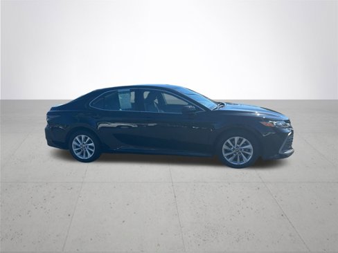 Used 2022 Toyota Camry LE image 6