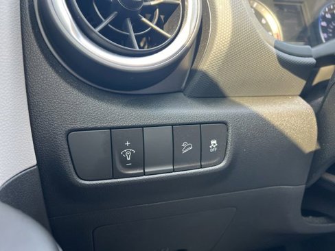Used 2022 Hyundai Kona SE image 23