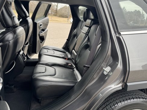 Used 2019 Jeep Cherokee Limited image 33