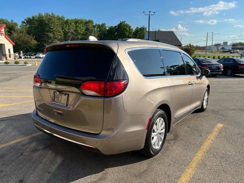 Used 2017 Chrysler Pacifica Touring-L image 5