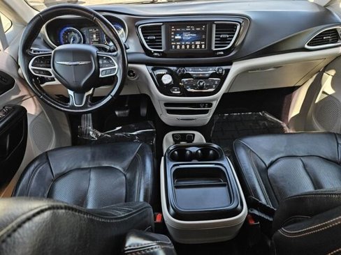 Used 2020 Chrysler Pacifica Touring-L image 23
