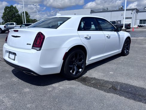 Used 2023 Chrysler 300 Touring w/ Sport Appearance Package image 5