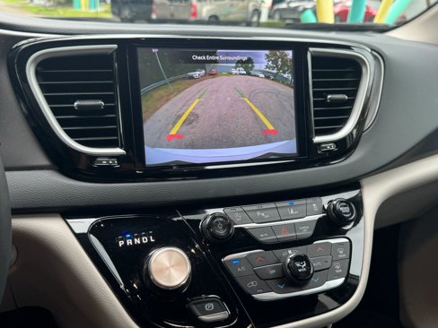 Used 2024 Chrysler Pacifica Touring-L image 22