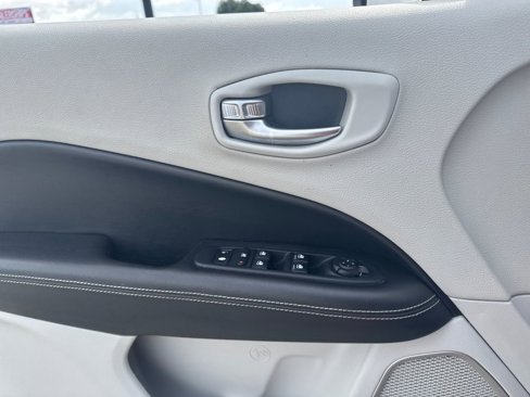 Used 2018 Jeep Compass Latitude w/ Popular Equipment Group image 17