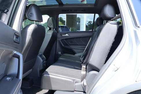 Used 2022 Volkswagen Tiguan SE R-Line image 9