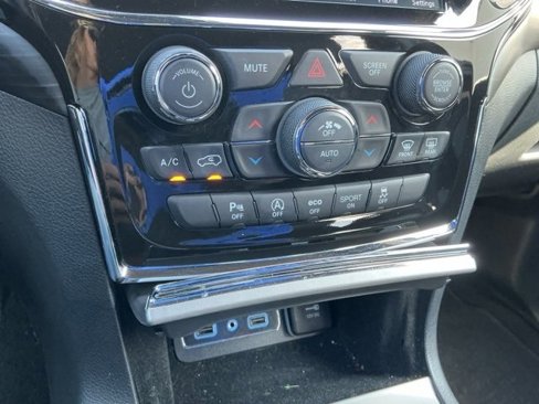 Used 2021 Jeep Grand Cherokee Laredo X image 23