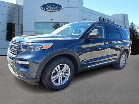 Certified 2022 Ford Explorer XLT w/ Equipment Group 202A image 3