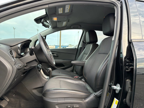 Used 2022 Chevrolet Trax LT w/ Midnight Edition image 9