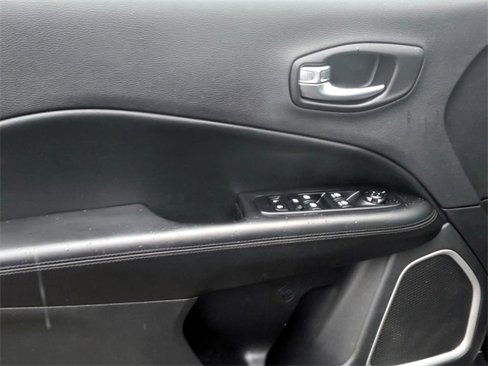Used 2020 Jeep Compass Latitude image 12