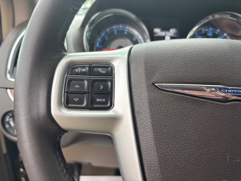 Used 2015 Chrysler Town & Country Touring-L image 19