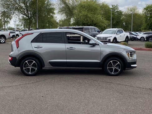 Used 2023 Kia Niro LX image 2