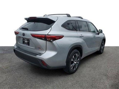 Used 2021 Toyota Highlander XLE image 4