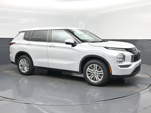 Used 2022 Mitsubishi Outlander ES image 1