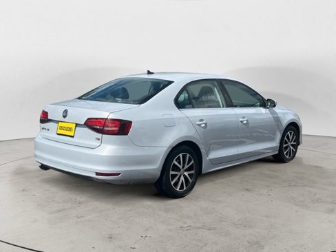 Used 2017 Volkswagen Jetta SE image 4