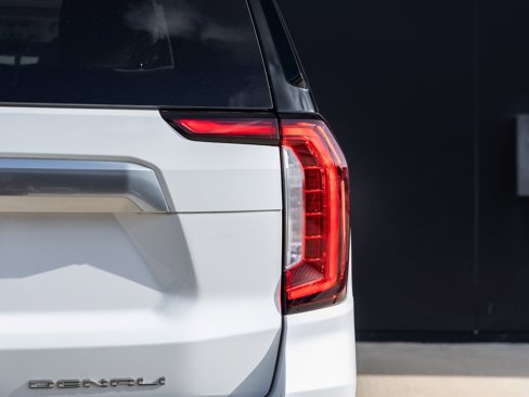 Used 2022 GMC Yukon Denali w/ Denali Premium Package image 12