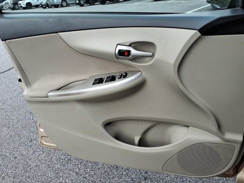 Used 2013 Toyota Corolla LE image 7