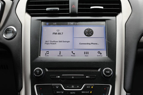 Used 2017 Ford Fusion SE w/ Fusion SE Technology Package image 19