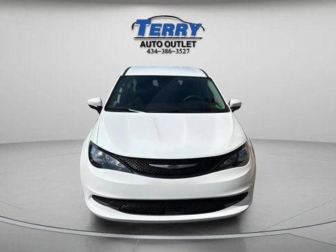 Used 2023 Chrysler Voyager LX image 6