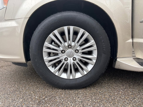 Used 2015 Chrysler Town & Country Touring-L image 30