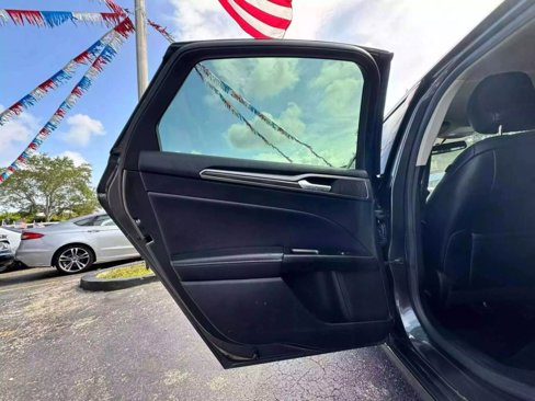Used 2017 Ford Fusion SE w/ Fusion SE Technology Package image 35