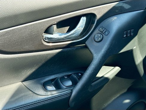 Used 2020 Nissan Rogue SV w/ Sun & Sound Touring Package image 18
