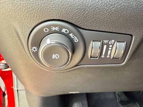 New 2025 Jeep Compass Latitude w/ Sun and Sound Group image 30