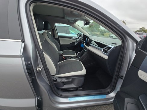 New 2025 Volkswagen Taos SE image 11