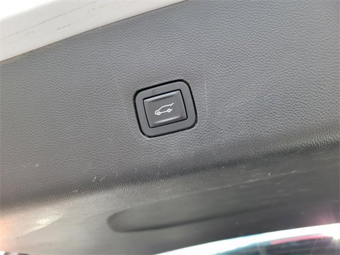 Used 2018 Chevrolet Traverse LT image 12