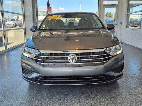 Used 2021 Volkswagen Jetta SE image 2