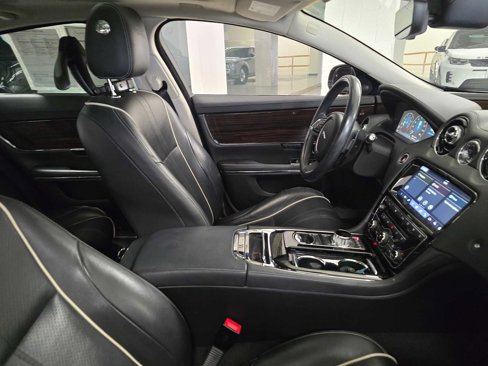 Used 2019 Jaguar XJ R-Sport image 10
