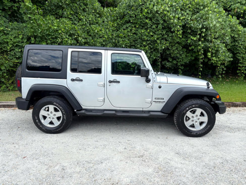 Used 2011 Jeep Wrangler Unlimited Sport image 2