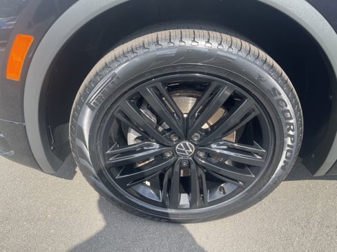 Certified 2022 Volkswagen Tiguan SE R-Line image 10